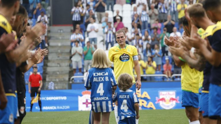Daniela y Teo, los hijos de Álex Bergantiños, le llevaron la camiseta blanquiazul durante su homenaje