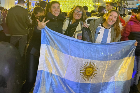 Micaela, con su madre y su hermana durante un viaje a Madrid