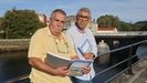 Fernando Masafret y Tomás Casal, con los ejemplares de su última publicación en Xuvia (justo en el puente que separa Narón de Neda)