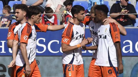 Los jugadores del Oviedo celebran el 0-2 de Hassan al Huesca