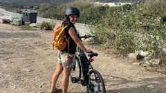 Noelia Rodrguez probando una bicicleta elctrica con el fin de poner en marcha para el ao prximo su servicio turstico 
