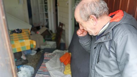 Carlos Franco, observando en su casa los destrozos de la riada.