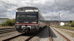 El tren Ponferrada-Ourense que se averi, despus de ser remolcado hasta la estacin de Canaval (Sober)