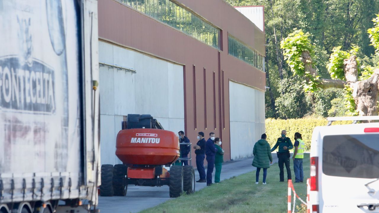 Las imgenes del trabajo de la cementera de Oural desde dentro.Varios empleados junto a la nave donde ocurri el accidente
