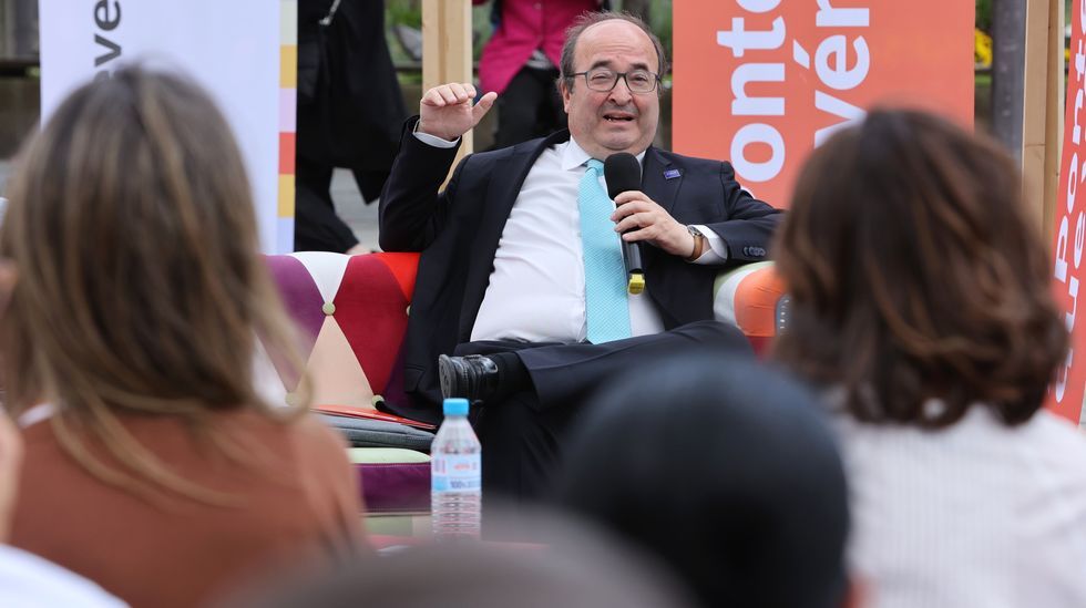 El ministro Miquel Iceta arropa a Ivn Puentes en su carrera a la alcalda.Jos Ramn Gmez Besteiro, delegado del Gobierno en Galicia, con la candidata socialista a la alcalda de Mos, Victoria Alonso, en una imagen distribuida por el PSdeG