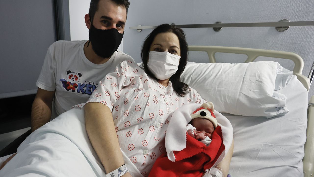 Efectos del temporal de Fin de Ao en Lugo.Francisco y Patricia con su hija Vega