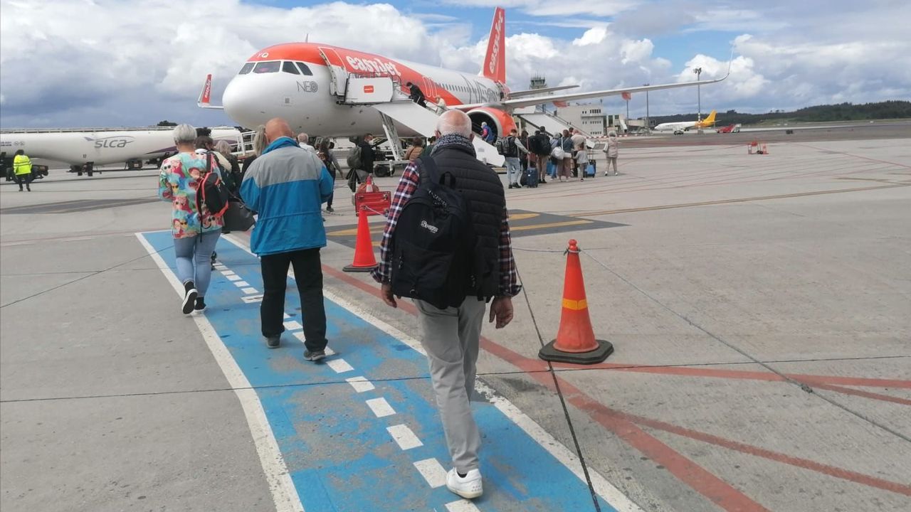 Viajeros gallegos (en su mayoría) embarcando este martes en Lavacolla hacia Basilea. 