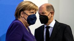 Angela Merkel y su sucesor, Olaf Scholz, este jueves, en una reunin en Berln