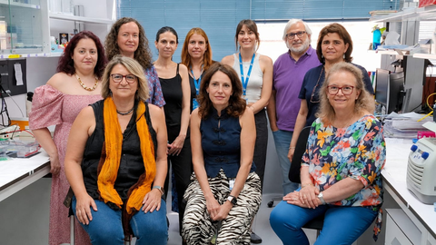 Foto de grupo en uno de los laboratorios del IIER-ISCIII. En la primera fila: Beatriz Mart�nez Delgado, Maria Jose Barrero y Eva Bermejo. Arriba: Sheila Ramos, Diana S�nchez Ponce, Beatriz Baladr�n, Esther Hern�ndez, Marta Fern�ndez, Javier Alonso y Gema G�mez.