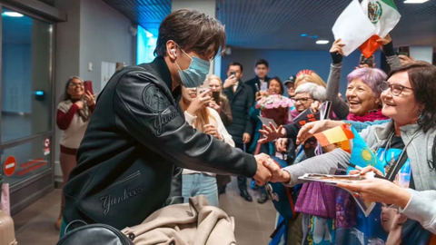Dimash Qudaibergen, saludando a Esther, en el aeropuerto de Riga
