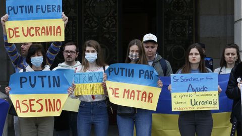 Ucranianos durante una protesta contra la guerra en A Coruña