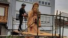 El artesano de la madera y la piedra Carlos García, en pleno trabajo de tallado de la escultura dedicada a los peregrinos