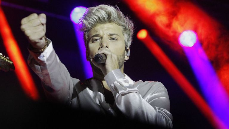 Blas Cantó durante un concierto en Monforte
