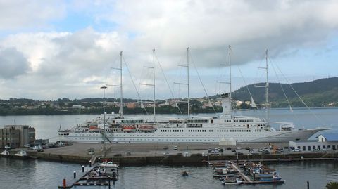 El crucero  Wind Surf  en los muelles de Ferrol 
