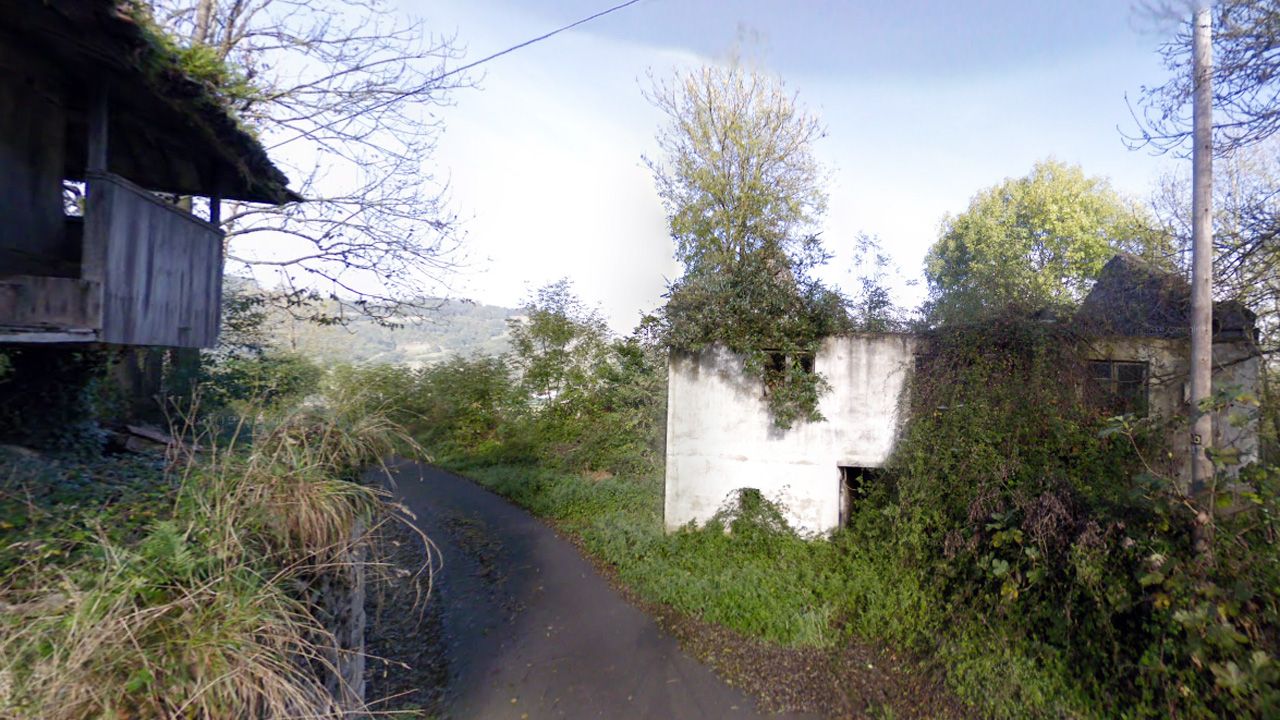 Una vivienda en ruinas en la falda del Naranco, uno de los lugares más cotizados del municipio de Oviedo