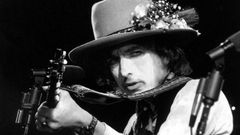 O msico Bob Dylan (nacido Robert Allen Zimmerman en Duluth, Minesota, o 24 de maio de 1941), nunha  imaxe tomada durante a xira que realizou en 1975 por Estados Unidos The Rolling Thunder Revue