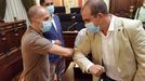 Gonzalo Prez Jcome saluda con el codo a Francisco Cacharro en la toma de posesion de este como  city manager 