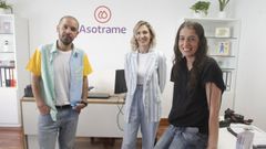 En la imagen, Cristian Pieiro, presidenta de Asotrame, con otros dos miembros del equipo en la sede de Ferrol