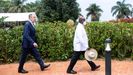El ministro de Asuntos Exteriores ruso, Serguéi Lavrov, camina detrás del presidente de Uganda, Yoweri Museveni, durante su visita al país africano a finales de julio