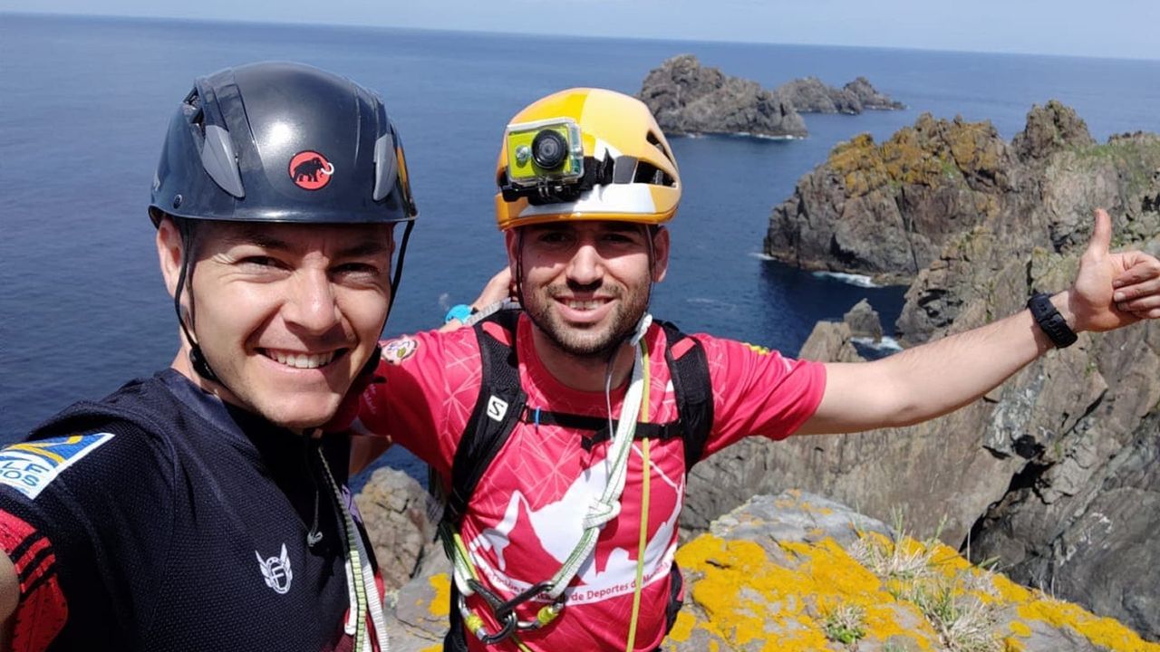 Rubén Bugliot y Manuel Díaz, en lo alto del Pico da Moreira, con los Aguillóns del cabo Ortegal al fondo