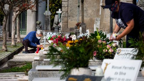 Vecinos de Porto, en Portugal, con mascarilla acondicionan las tumbas de sus familiares en vsperas de Difuntos