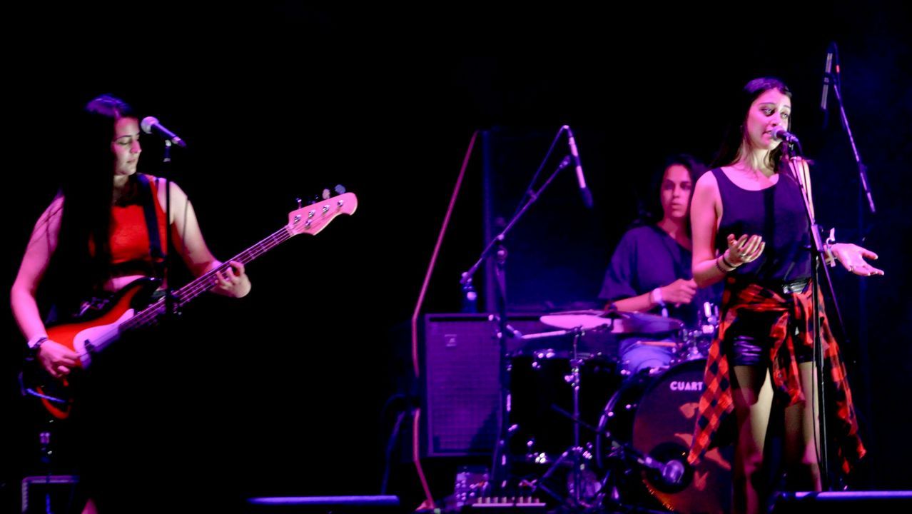 Imagen de archivo de la primera pasajera que us� el bus compartido en Carballo en el 2017