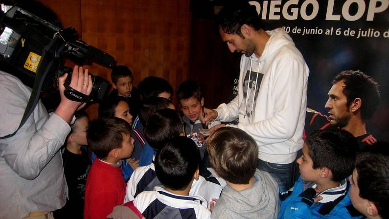 Diego L�pez firm� numerosos aut�grafos a los ni�os