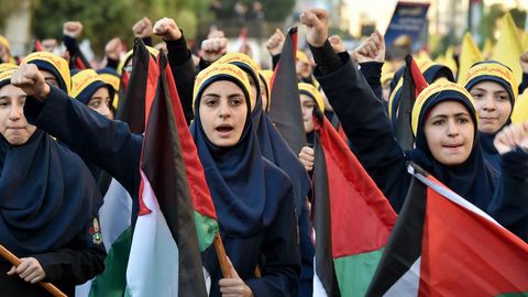 Mujeres libanesas, simpatizantes del grupo chi Hizbul, ondean banderas palestinas durante una protesta en contra de la polmica decisin del presidente estadounidense, Donald Trump, de reconocer Jerusaln como la capital de Israel, en Beirut