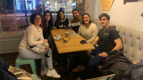 Reunión organizada por la Asociación de Jóvenes Retornados en Ourense con algunos de los beneficiarios de las becas a la excelencia académica que vienen a hacer un máster al campus de Ourense