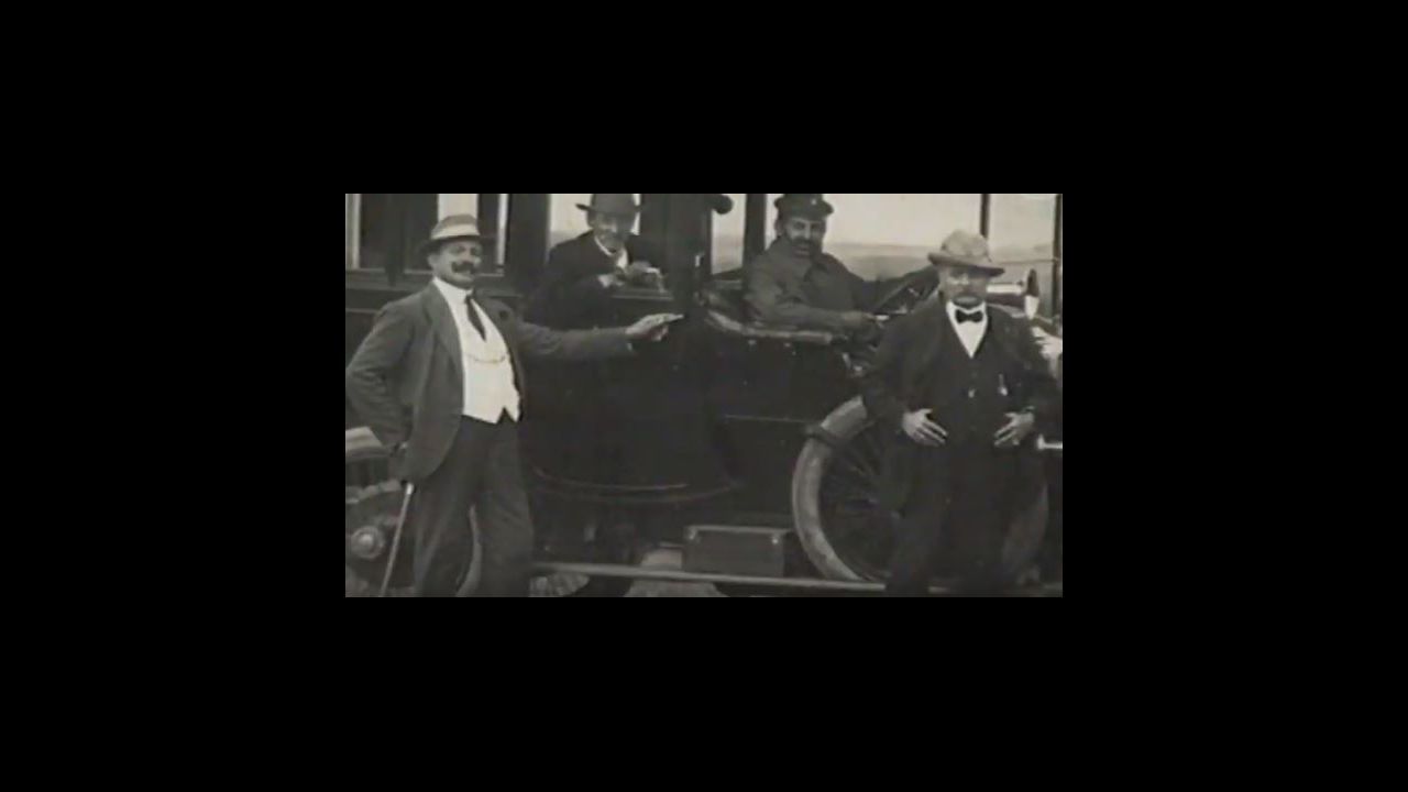 Bomberos y polic�as junto al cuerpo, tapado con una s�bana mientras lo examina la m�dico forense