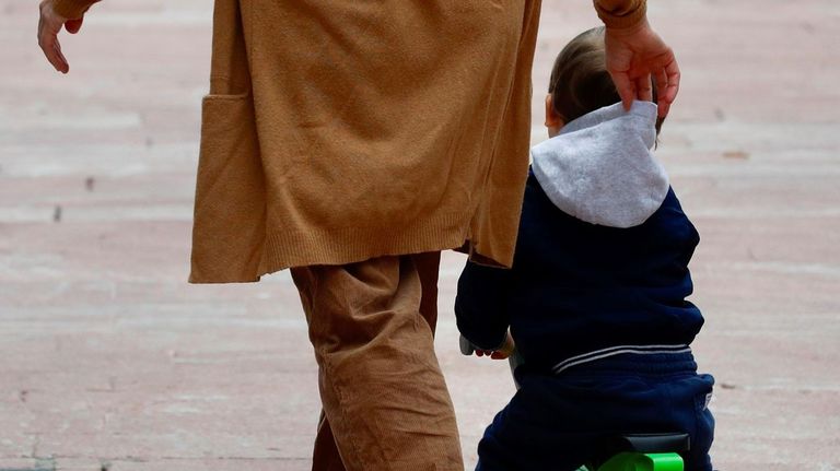 Un padre pasea con su hijo en Oviedo