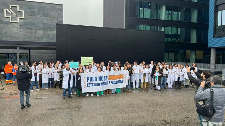 El amplio respaldo de la huelga de médicos obliga a cancelar 44 operaciones en Vigo