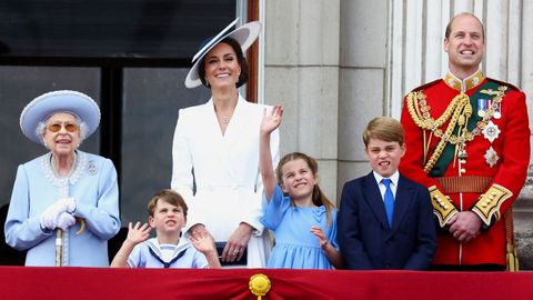 Isabel II, con los duques de Cambridge y sus hijos en el balcón del palacio de Buckingham
