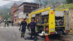 Incendio de una casa deshabitada en la Avenida Aller, en Caborana