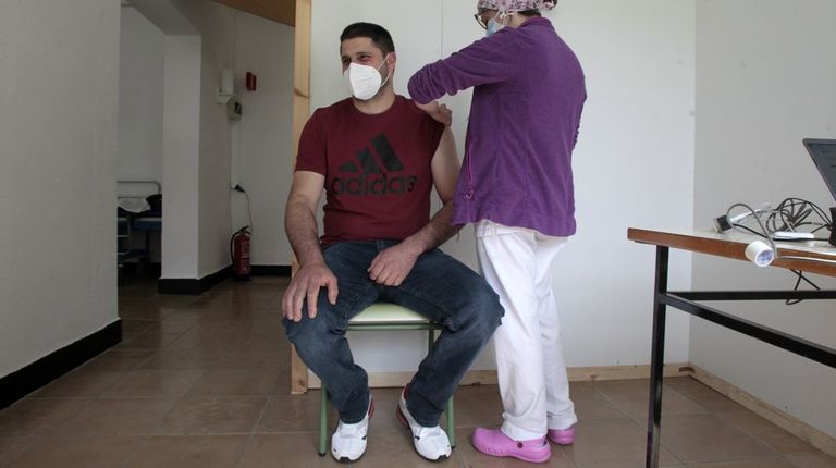 Miles de personas recibieron sus vacunas contra el covid-19 en el centro de vacunación de Monforte