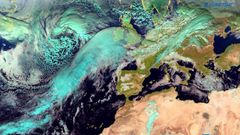 El satélite muestra un frente extenso que une dos sistemas de bajas presiones; uno situado al oeste del Reino Unido y el otro al sur de las Azores