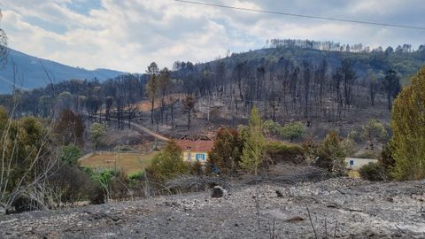 Casas quemadas en A Veiga de Cascallá