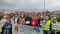 lvaro Queipo, presidente del PP Asturias, con los manifestantes en la concentracin por el Hospital de Jarrio