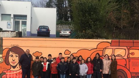Imagen del 2019 de alumnos del CEIP Virxe do Portal presentando un mural pintado por ellos