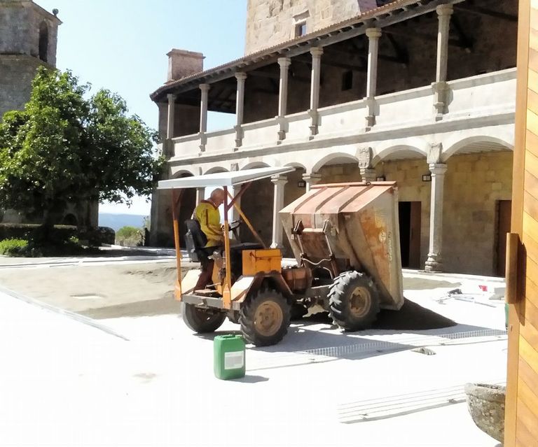 Los operarios ultiman las obras en el patio y los accesos.