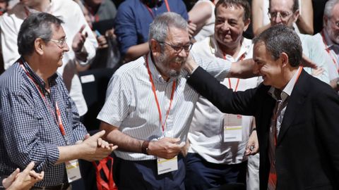 Zapatero saluda a Cndido Mndez, exsecretario general de UGT, en presencia del ex nmero dos del sindicato, Toni Ferrer