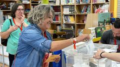 La candidata nmero tres al Congreso del PSOE en A Corua, Montse Garca Chavarra, vot en As Pontes