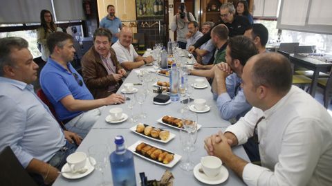 Fernndez Lores come con los taxistas de la ciudad de Pontevedra
