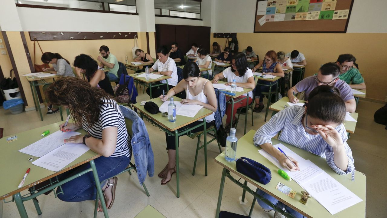 Imagen de archivo de un examen de las oposiciones de educaci&oacute;n celebrado en el IES Lucus Augusti