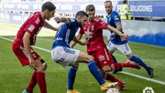 Borja Bastn ante lex Gallar y Bodiger durante el Oviedo-Cartagena