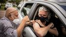 En Sudáfrica vacunan hasta en los coches para combatir el avance de ómicron