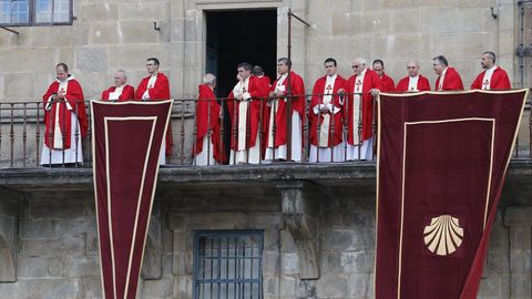 Los canónigos de la catedral al comienzo de los actos oficiales del Día de Galicia esta mañana en Santiago de Compostela