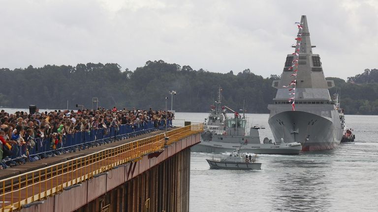 Navantia bota en Ferrol la fragata F-111, emblema del «resurgir industrial» del país