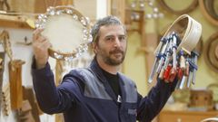 Andrs Balbona, no obradoiro de instrumentos de percusin no Padroado da Cultura de Narn