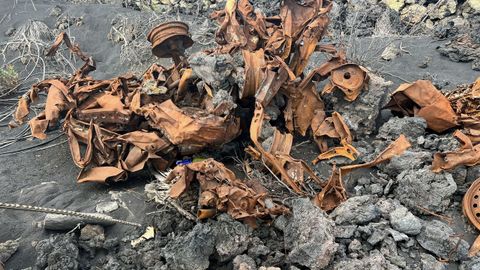 Estructuras metálicas y vehículos quedaron destrozados por la lava.